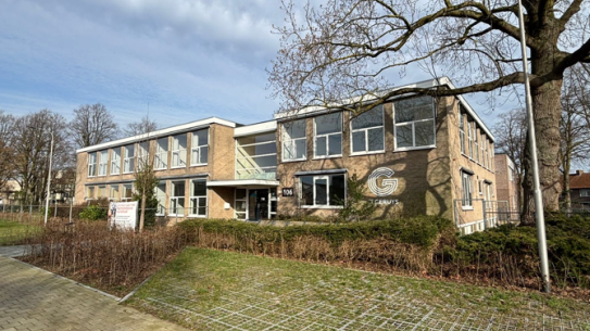 Op deze foto staat het gebouw waar het atelier aan de Ruysdaelbaan zit, klik voor een vergroting