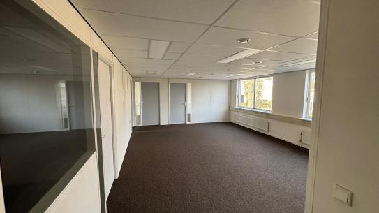 Op deze foto staat een atelier aan de Ruysdaelbaan weergegeven, klik voor een vergroting