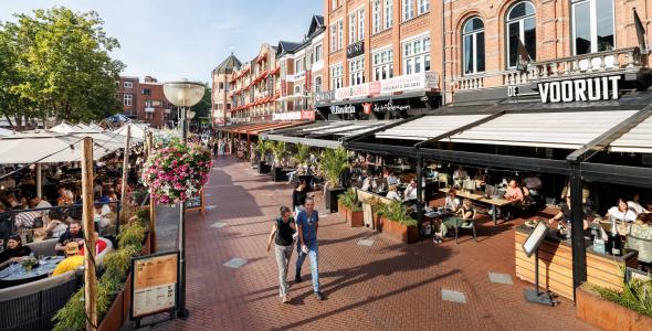 Foto van een rij horecalocaties op de Markt